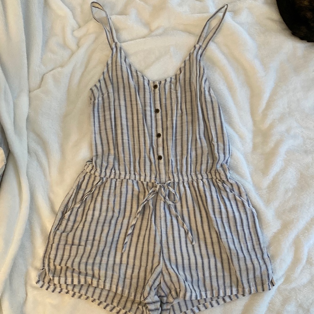 Striped romper with tie waist and adjustable straps. Pockets!